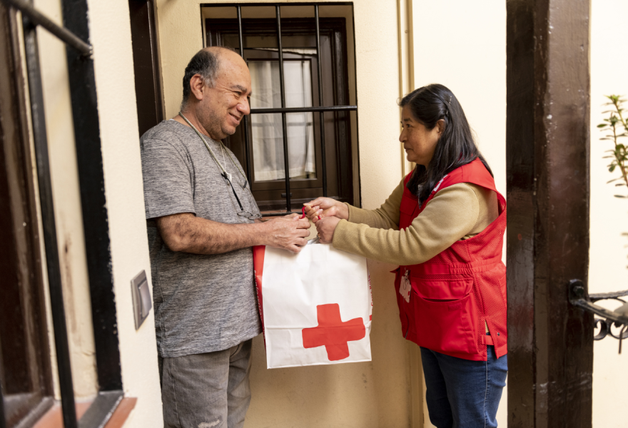 Hersill, contribuant au bien social de la main de la Croix-Rouge