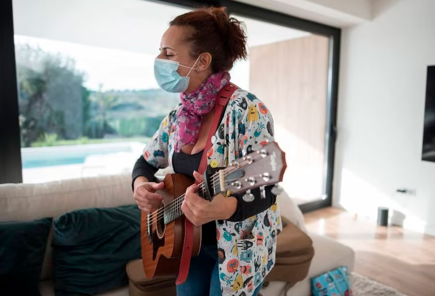 La música que cuida: Hersill y su compromiso con la musicoterapia en el Hospital Laguna